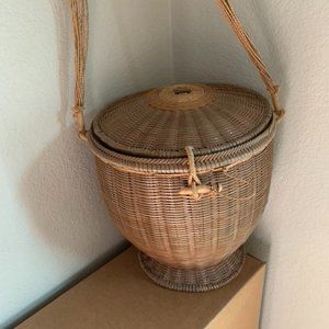 Basket with handle, lid and closure home decor